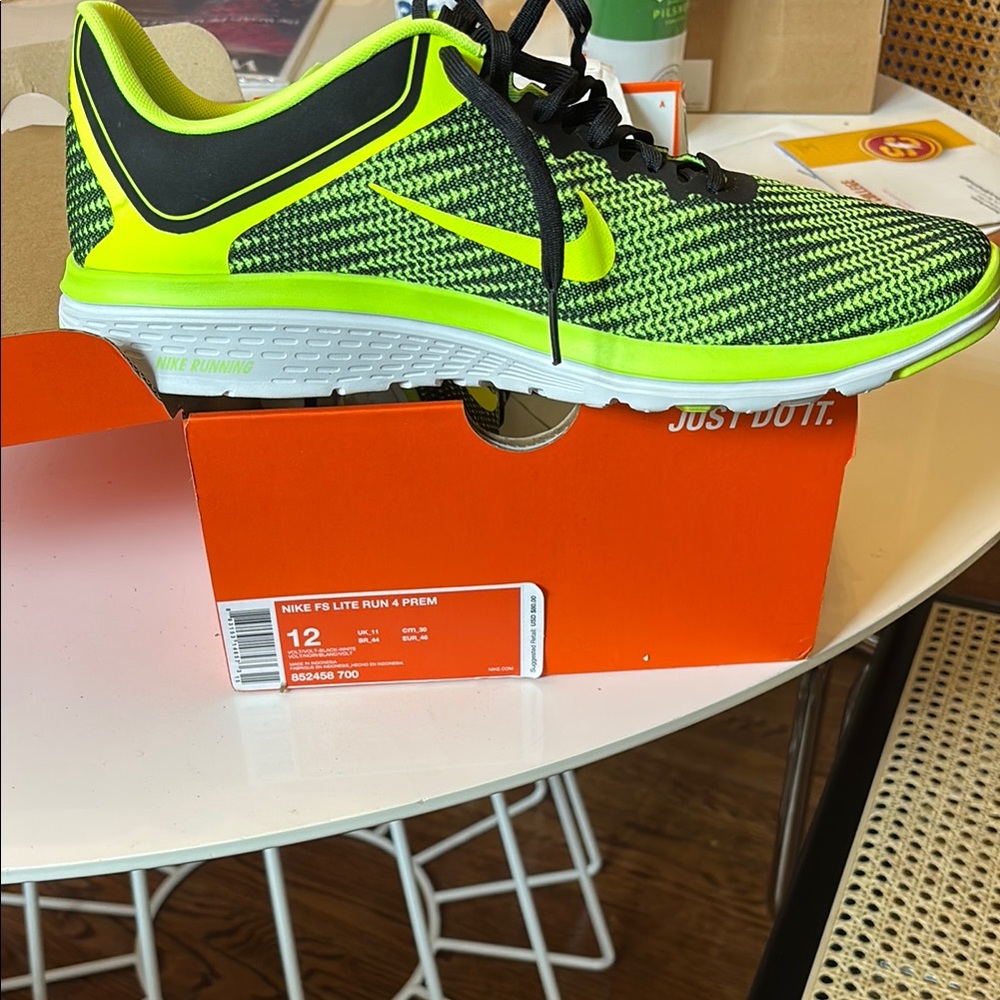 Nike FS Lite Run 4 Prem - Volt and Black